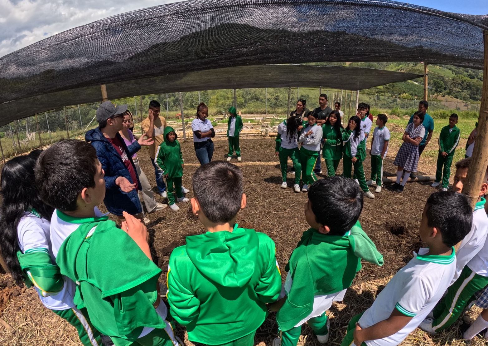 Imagen de Estudiantes y docentes del programa de Ingeniería Forestal visitaron la Institución Educativa Palestina en el Huila