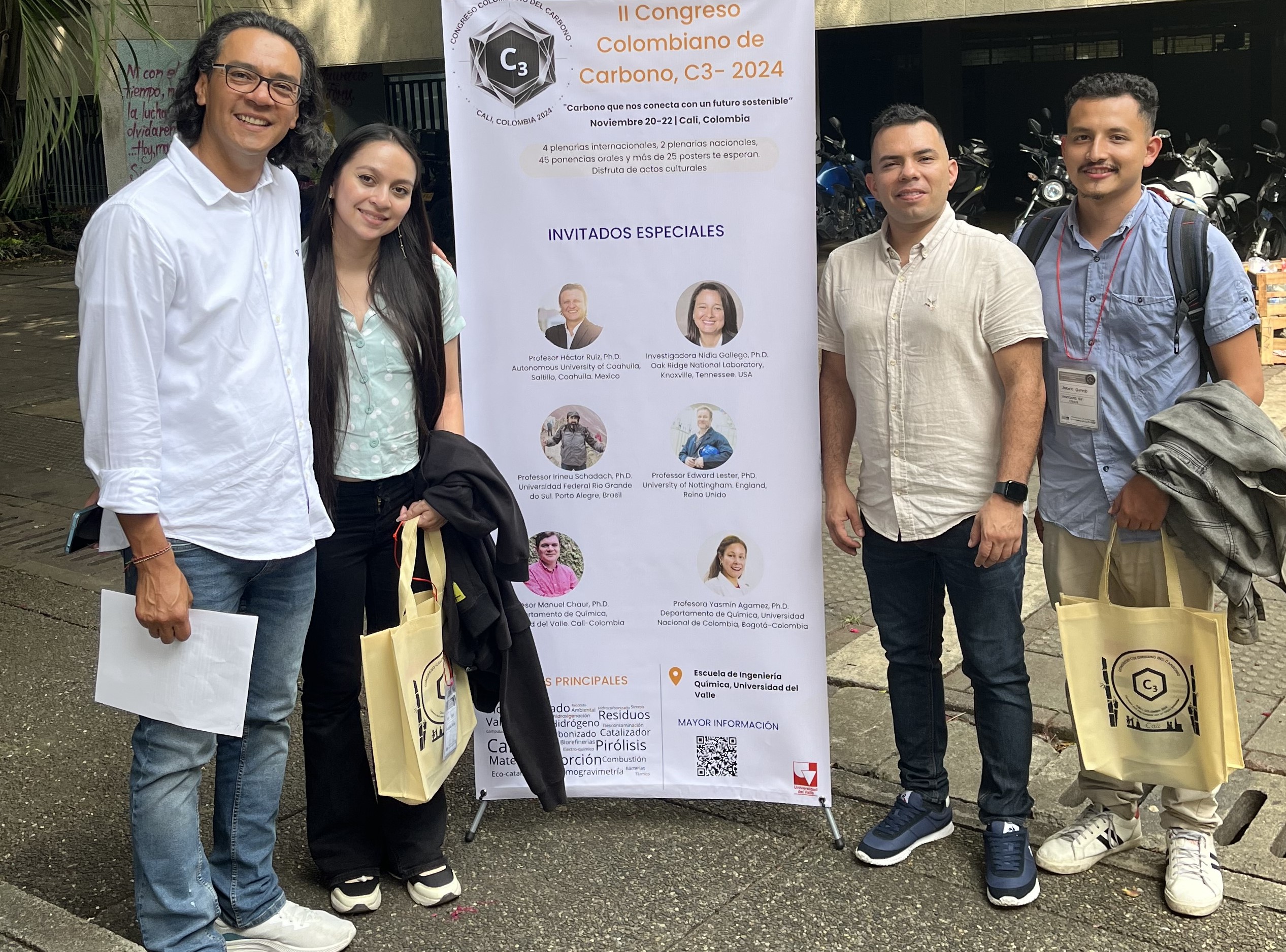 Imagen de los estudiantes del programa de Química, Karen Rosero y Jeancarlo Quevedo, junto a los profesores Cristian Miranda y Alfonso Ramírez