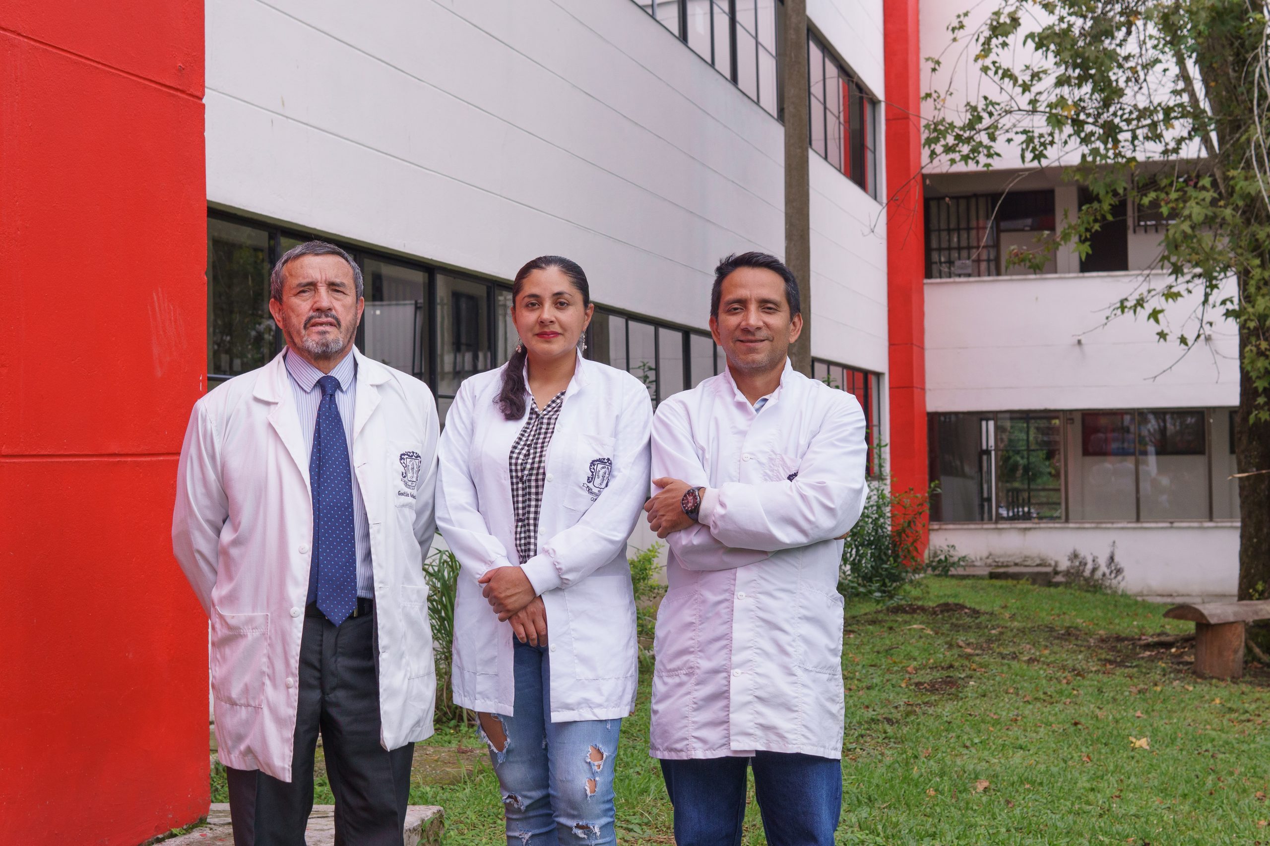 Imagen de los profesores José Antonio Gallo Corredor, Rodrigo Andrés Sarria Villa y de Norma Katherine Alegría Córdoba, miembros del Grupo de Investigación en Química Analítica Ambiental