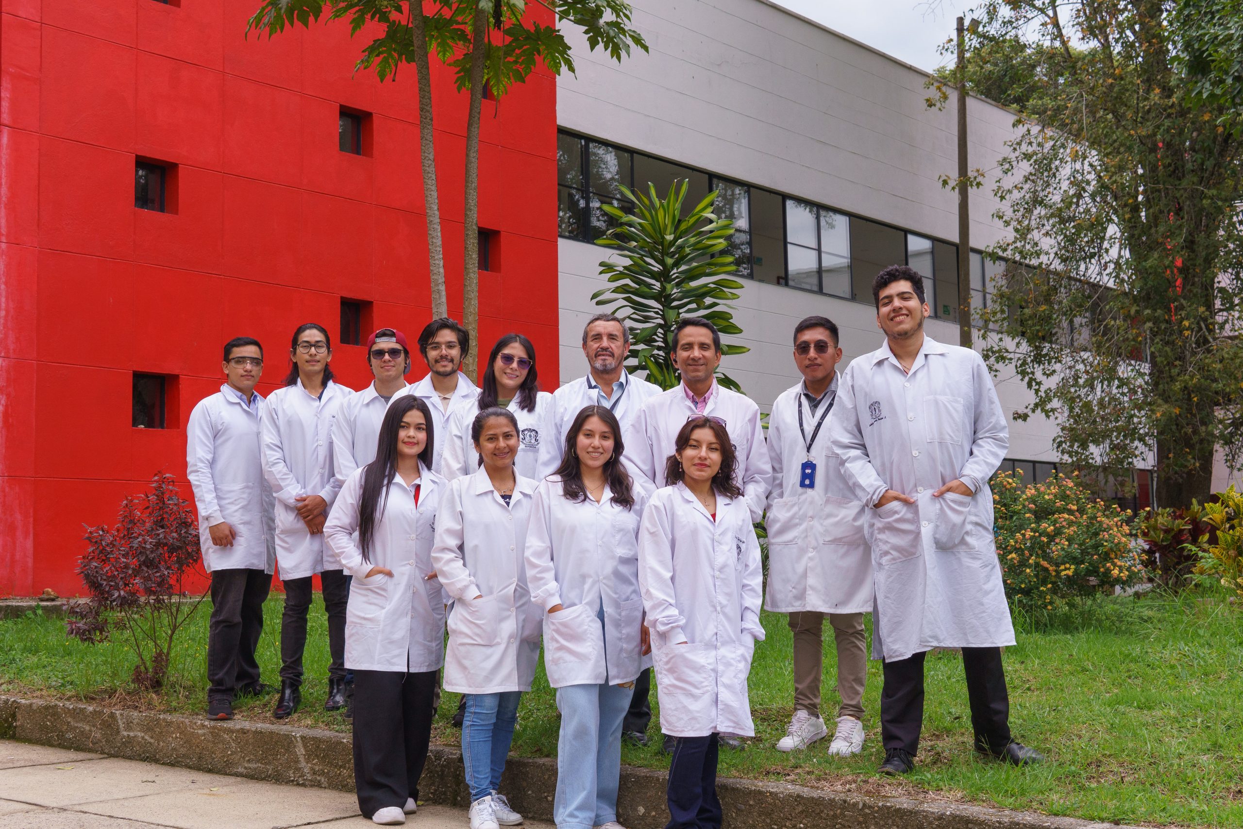 Imagen de profesor José Antonio Gallo y el estudiante Duvan Arley Pete Embus