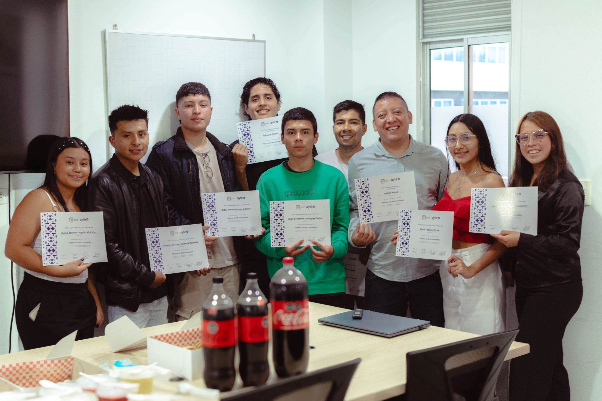 Imagen de entrega de certificados del curso Fábrica de Oportunidades